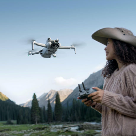 DJI Mini 4 Pro Fly More Combo Plus (DJI RC 2)، طائرة بدون طيار صغيرة قابلة للطي مع كاميرا 4K HDR، بطاريتان ذكيتان إضافيتان بالإضافة إلى وقت طيران 45 دقيقة، معتمدة من MOIAT - إصدار الإمارات العربية المتحدة